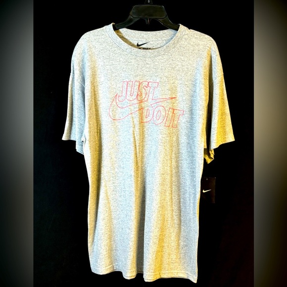 Nike Sportswear Men's T-Shirt Large Regular Fit NWT - Picture 1 of 4